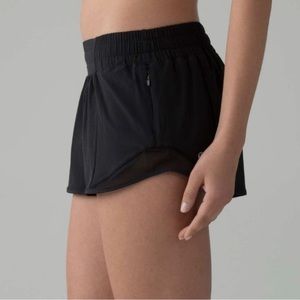 Lululemon Hotty Hot Short II *2.5" in Black Size 4 W7AGUR